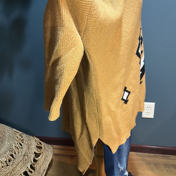 Aztec HI-Lo Sweater by ANDTHEWHY size M/L Camel with black and white design - Picture 4 of 4